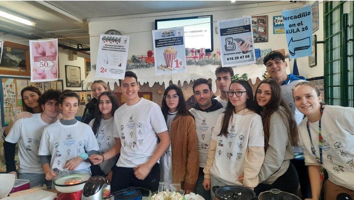 Imagen de los alumnos en el mercadillo solidario