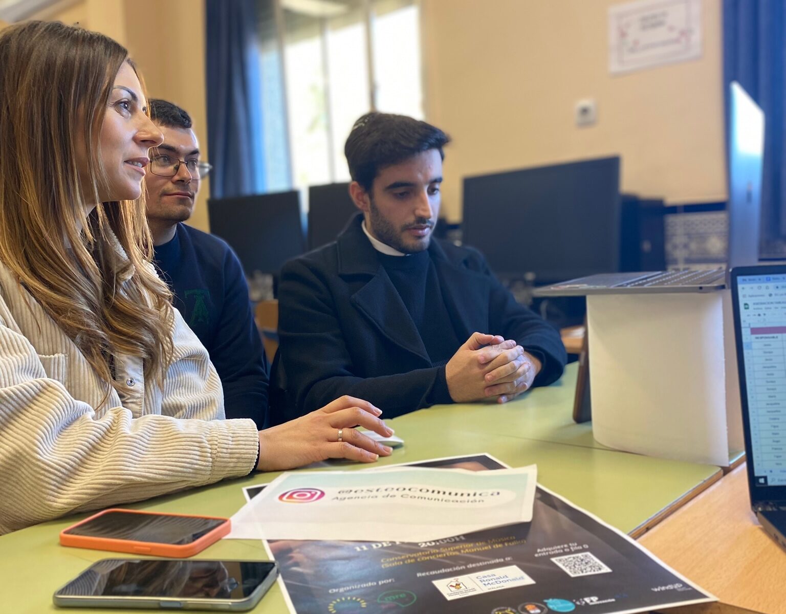 Compañeros realizando la entrevista